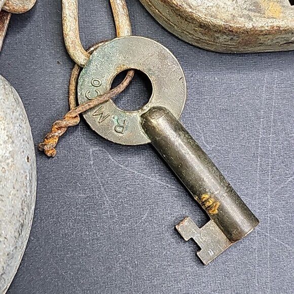 Vintage CPR Railroad Locks Made In Canada With Chains And Key READ - Picture 5 of 11